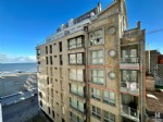 Buitengewoon goed onderhouden en smaakvol ingericht appartement met mooi zijdelings zeezicht, op de 6de verdieping van de recent gebouwde residentie Camille.
Dit instapklaar appartement op een absolute topligging omvat: een mooie woonkamer met directe toegang tot het terras, volledig ingerichte en open keuken, inkomhall met afzonderlijk toilet en vestiaire, bergplaats met wasmachine en waterontharder, badkamer met ligbad en 2 slaapkamers. Op het gelijkvloers bevindt zich een ruime en praktische fietsenberging. Mogelijkheid tot aankoop van een individuele garage op wandelafstand van het appartement (vraagprijs: € 45.000). Onder deze tekst bij "documenten" vindt u een grondplan.
Dankzij de sublieme ligging op enkele passen van het strand en het geboden comfort beschikt dit appartement over zeer goede verhuurmogelijkheden.
(23/057)